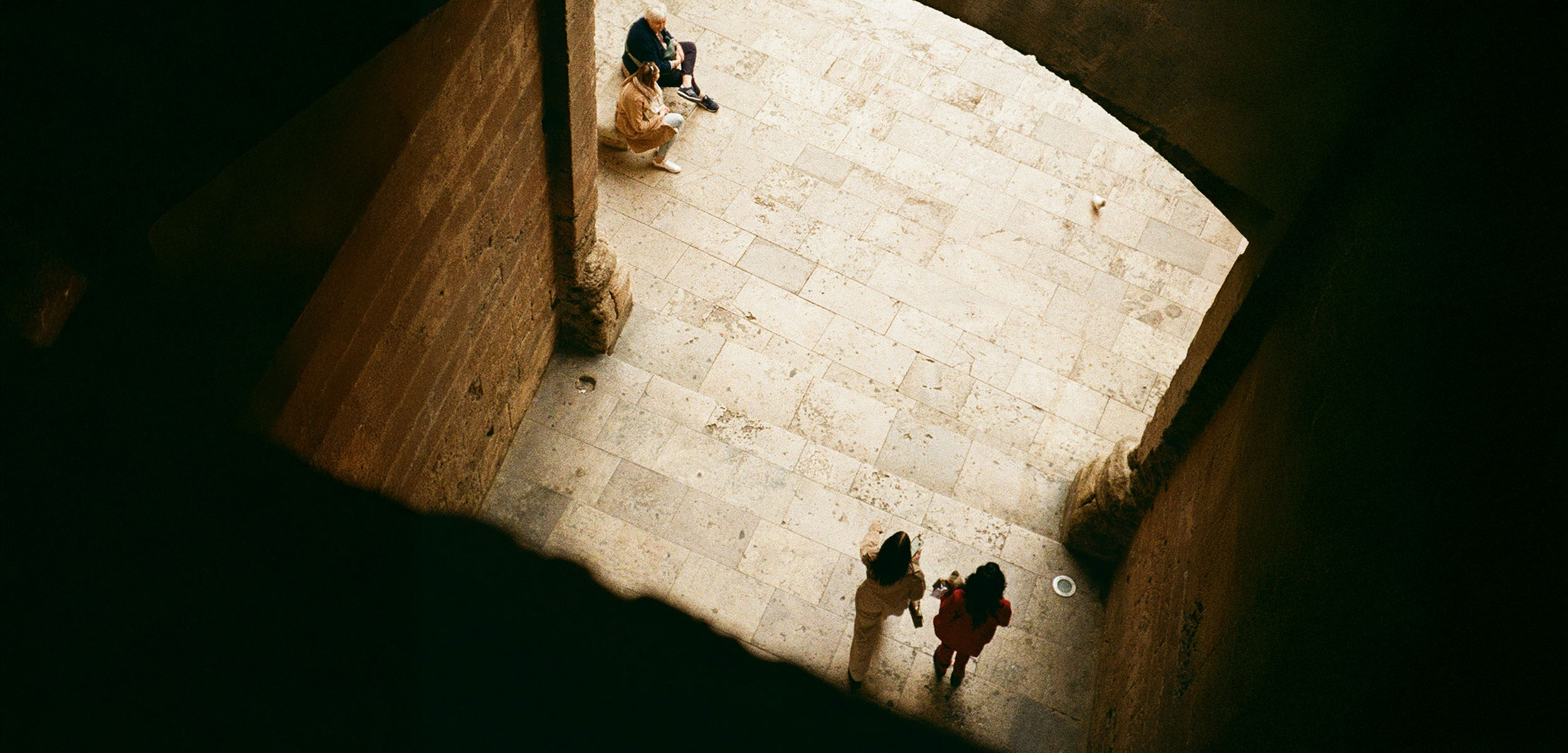 Pessoas na sombra de um castelo