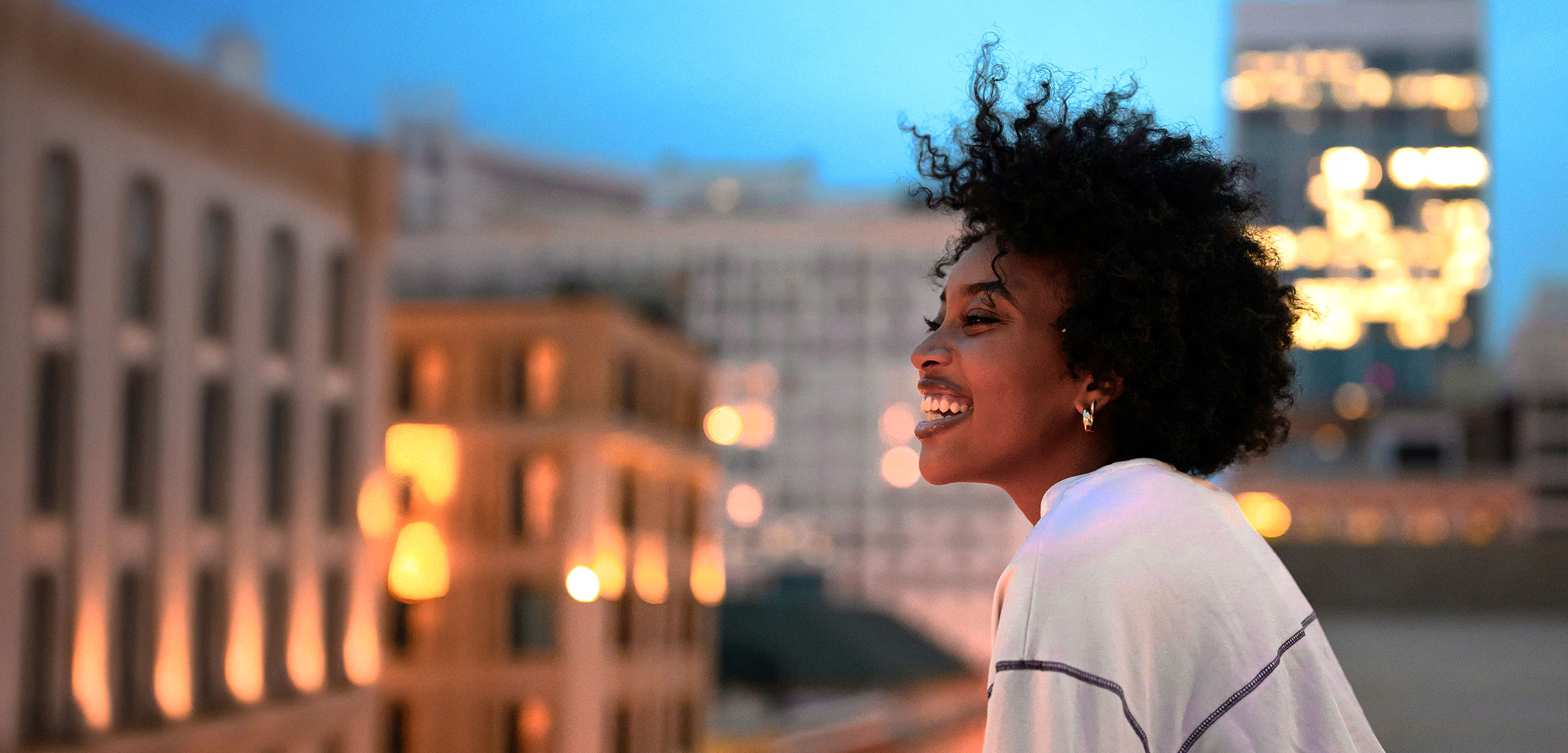 Mulher a olhar para a cidade